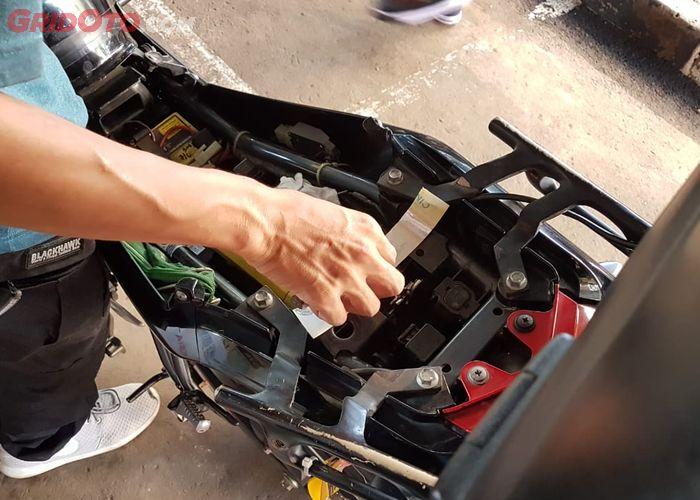 Cara Cek Nomor Rangka Motor di STNK dan Arti Kodenya cara mencocokkan nomor rangka motor di STNK dan di kendaraan - Moladin
