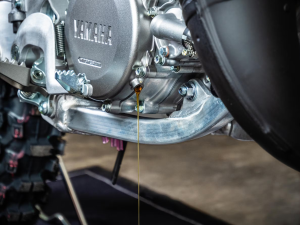 Fungsi Oli Mesin 2 Tak, Rekomendasi, dan Tips Memilihnya