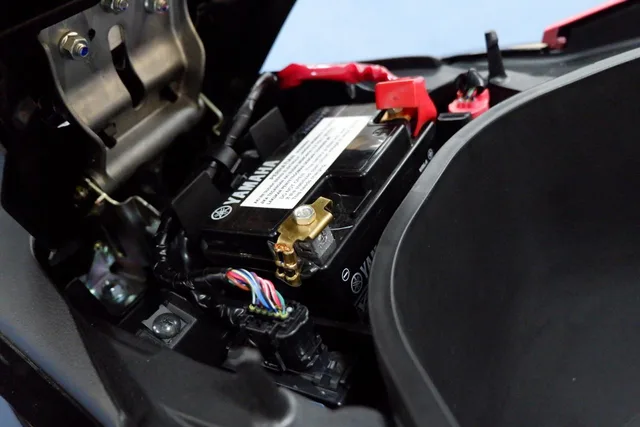 penyebab aki motor tekor