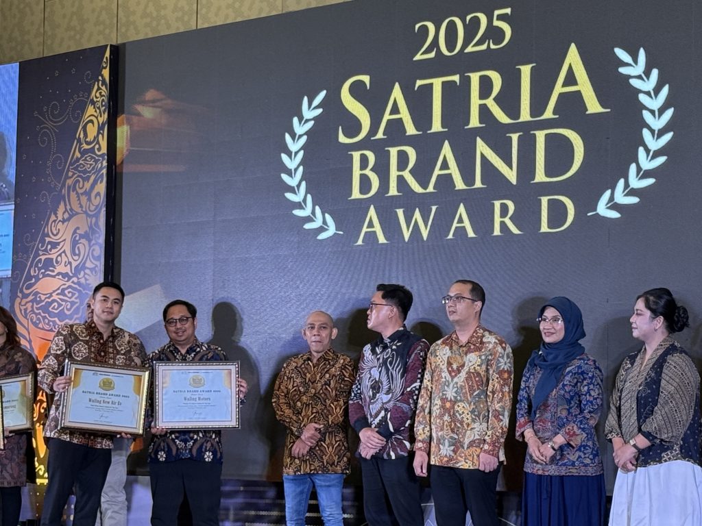 Rebut Konsumen Jawa Tengah, Wuling Raih Dua Penghargaan Satria Brand Award 2025 Brand Wuling memperoleh gelar Pioneer of Electric Vehicle of The Year dalam Satria Brand Award 2025 yang diadakan oleh Suara Merdeka Network