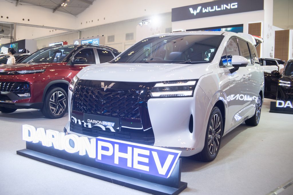 Seremoni Wuling Darion Tembus 1.500 SPK Diwarnai Kehadiran Alvez Facelift Selain varian EV Darion tersedia juga dalam pilihan PHEV yang membuatnya menyandang predikat sebagai MPV PHEV pertama di Indonesia