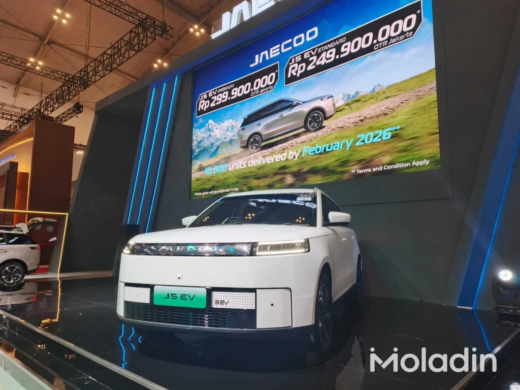 Serah Terima Unit JAECOO J5 EV kepada Konsumen Dihelat Meriah JAECOO J5 EV tampil di GJAW 2025 - Moladin