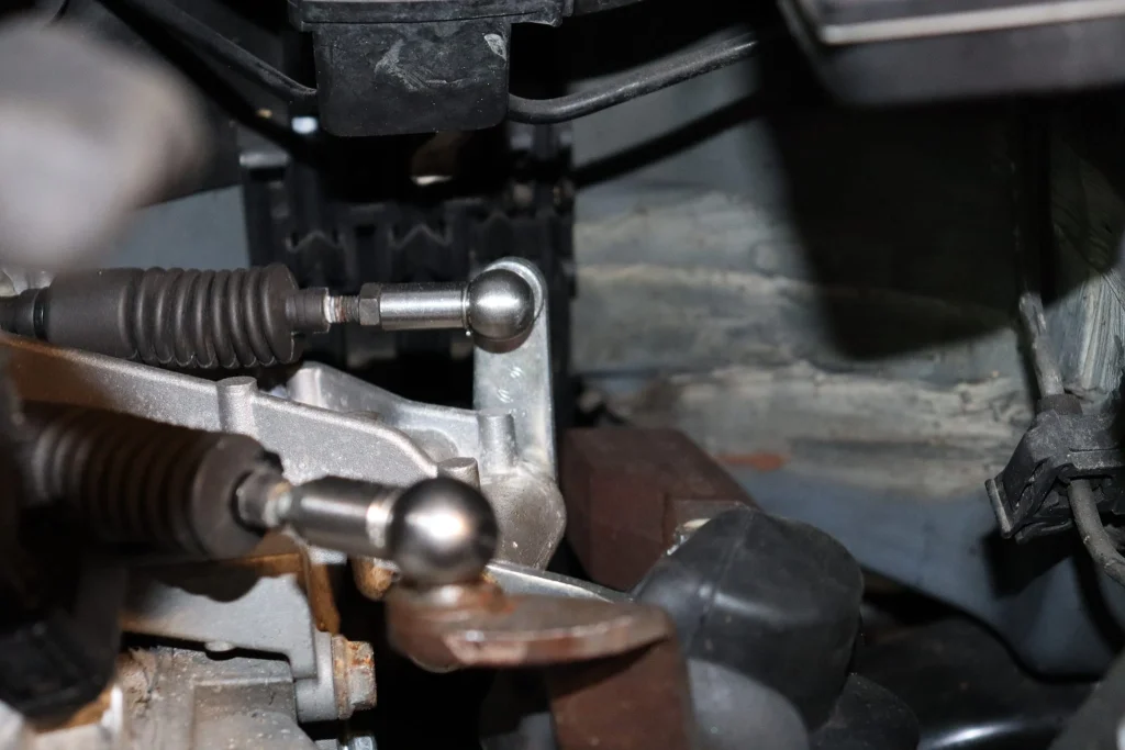 25 Komponen Transmisi Manual dan Otomatis Beserta Fungsinya komponen tranmsisi Manual Linkage - Moladin