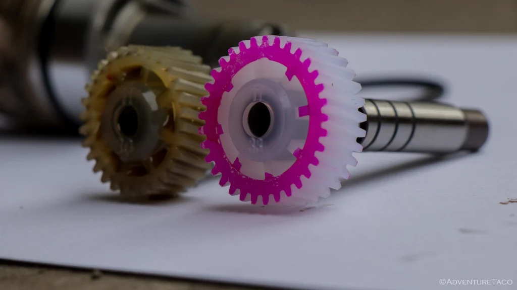 25 Komponen Transmisi Manual dan Otomatis Beserta Fungsinya komponen transmisi manual speedometer gear - Moladin