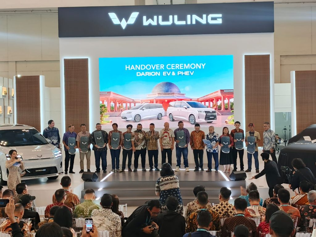 Seremoni Wuling Darion Tembus 1.500 SPK Diwarnai Kehadiran Alvez Facelift konsumen pertama darion 1