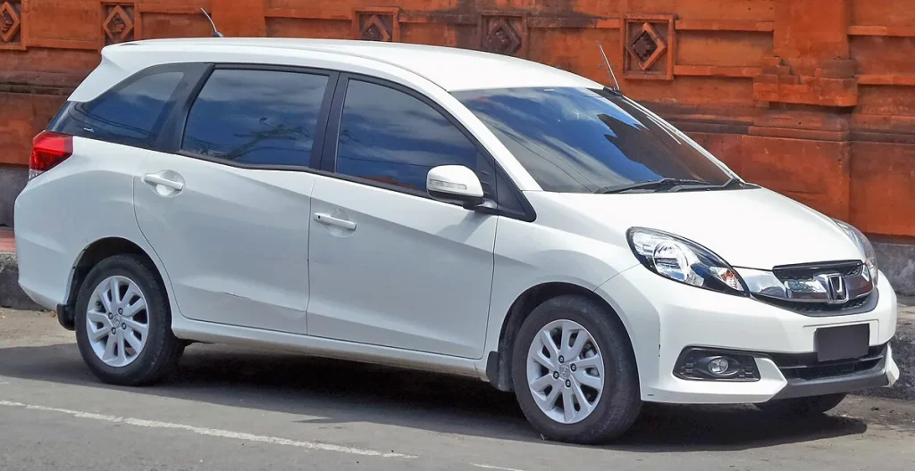16 Rekomendasi Mobil Keluarga Terbaik yang Murah & Nyaman rekomendasi mobil keluarga honda mobilio - Moladin