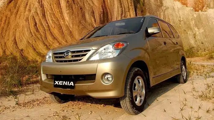 mobil xenia lama - Moladin