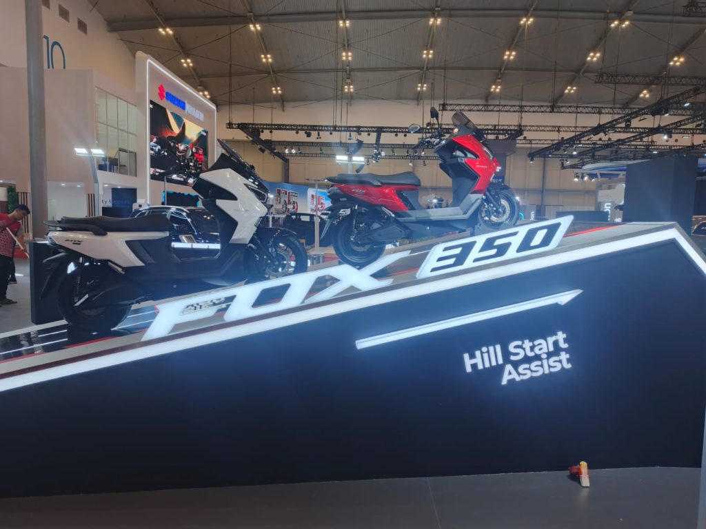 Polytron FOX 350 Mejeng di GJAW 2025 Goda Konsumen dengan Desain dan Fitur Menarik Motor listrik ini sudah dibekali Hill Start Assist
