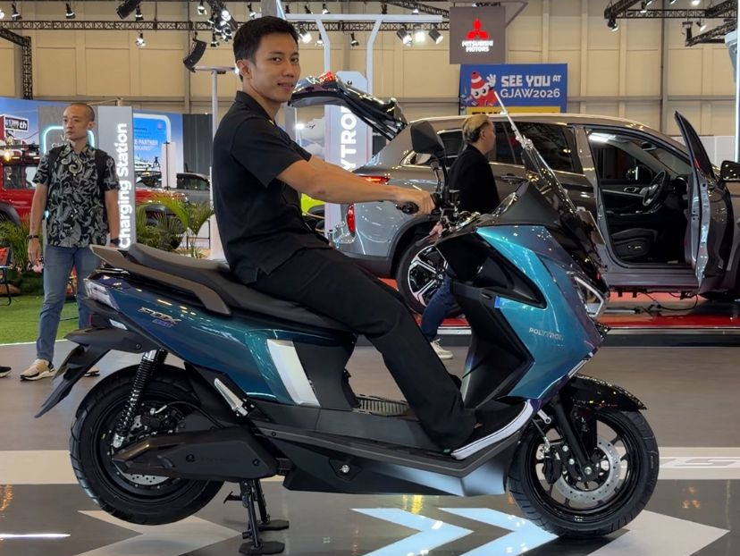 Polytron FOX 350 Mejeng di GJAW 2025 Goda Konsumen dengan Desain dan Fitur Menarik Proporsi dimensi Polytron FOX 350 pas untuk rata-rata orang Indonesia