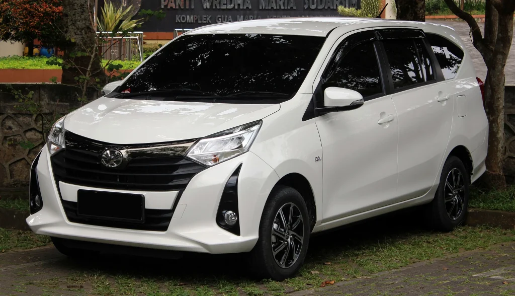 16 Rekomendasi Mobil Keluarga Terbaik yang Murah & Nyaman rekomendasi mobil keluarga murah toyota calya - Moladin