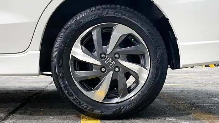 ukuran ban mobilio - Moladin