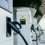 Perbandingan Biaya Charge Mobil Listrik di Rumah dan SPKLU Terbaru 2025