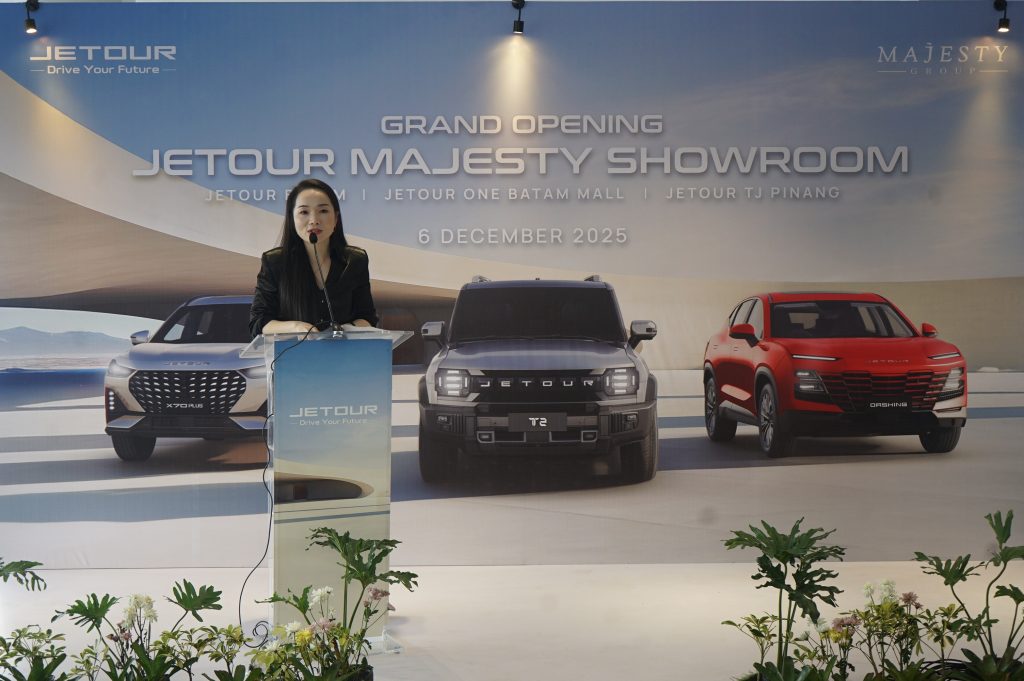 JETOUR Batam Resmi Dibuka dan Jadi Showroom Terbesar di Indonesia 6. Caroline Ling Vice President PT JETOUR Sales Indonesia pada Grand Opening JETOUR Batam sebagai showroom terbesar JETOUR di Indonesia sekaligus meresmikan dua showroom lainnya yaitu JETOUR ONE Ba