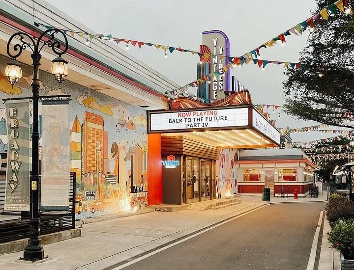 20 Wisata Keluarga Terdekat dari Jakarta yang Ramah Anak! Broadway Alam Sutera tempat wisata keluarga terdekat - Moladin