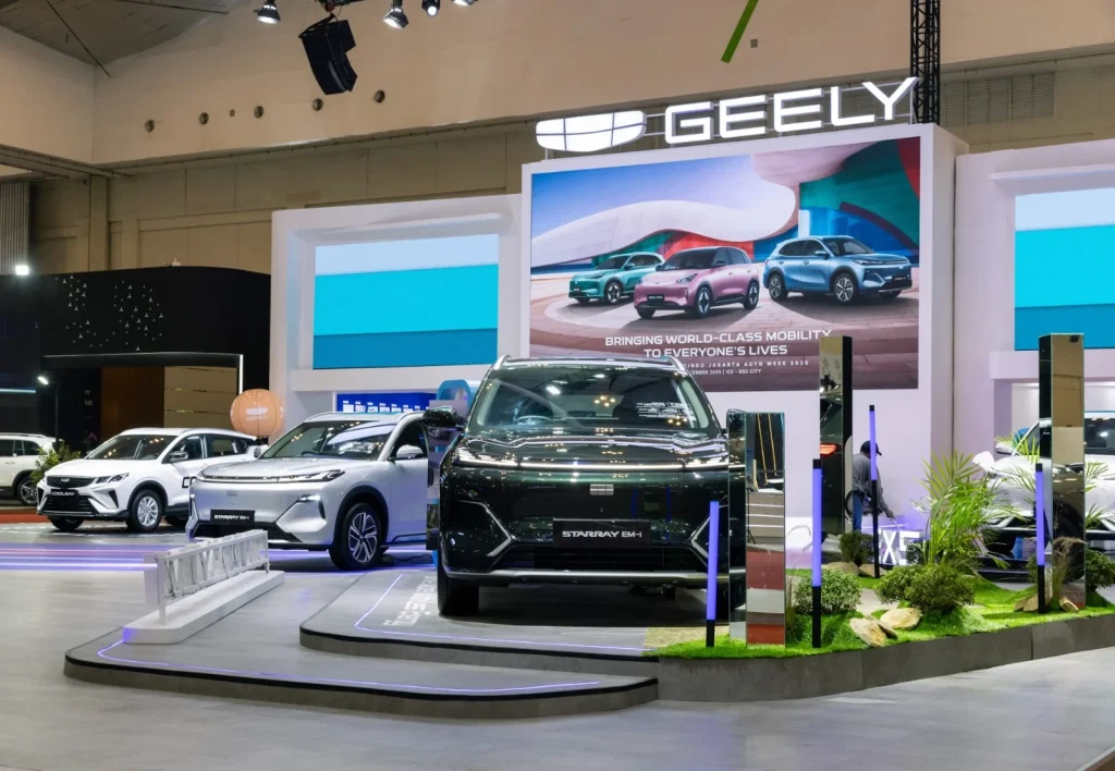 Catatan Geely Dari Keikutsertaan di GJAW 2025, Pemesanan Positif dan EX2 Paling Diminati Foto 4. Di segmen hybrid SUV PHEV Geely Starray EM i menjadi salah satu pilihan utama bagi pengunjung bermobilitas tinggi yang ingin beralih ke kendaraan elektrifikasi tanpa khawatir jarak tempuh