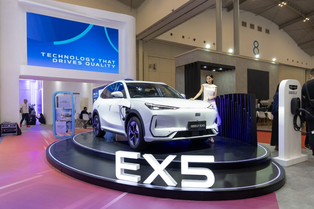 Catatan Geely Dari Keikutsertaan di GJAW 2025, Pemesanan Positif dan EX2 Paling Diminati Foto 5. Geely EX5 masih menunjukkan minat tinggi dari konsumen khususnya kalangan profesional dan keluarga yang membutuhkan SUV listrik medium dan fleksibel untuk berbagai kebutuhan