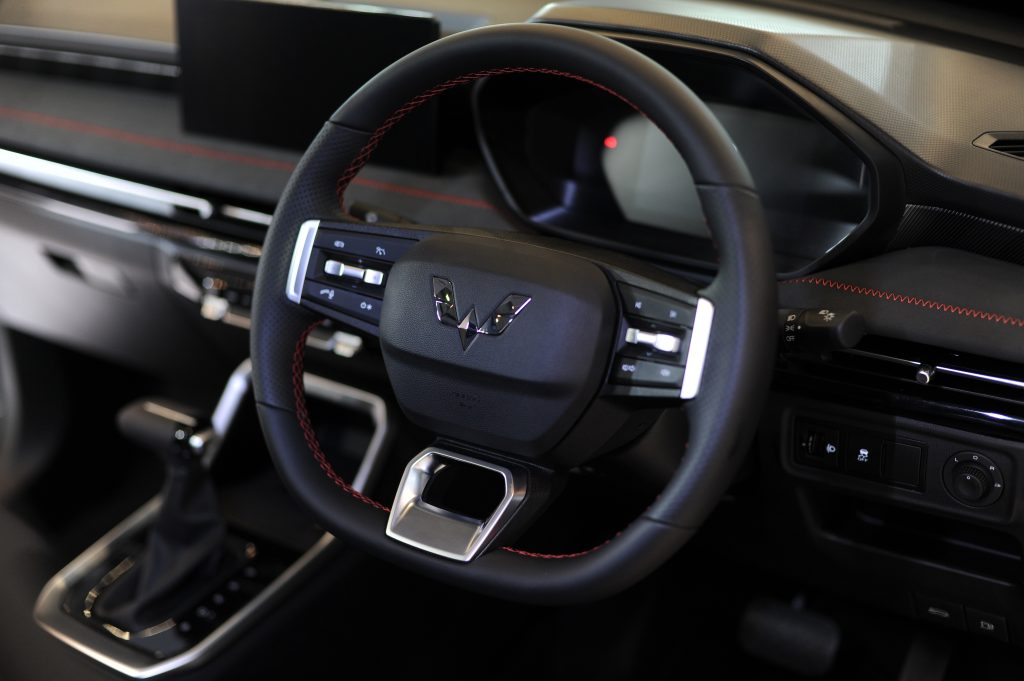 New Alvez tetap menawarkan suasana kabin yang elegan dan premium penggunaan soft touch dashboard lingkar kemudi berbalut kulit serta aksen jahitan merah menambah kesan berkelas pada ruang kabin 1