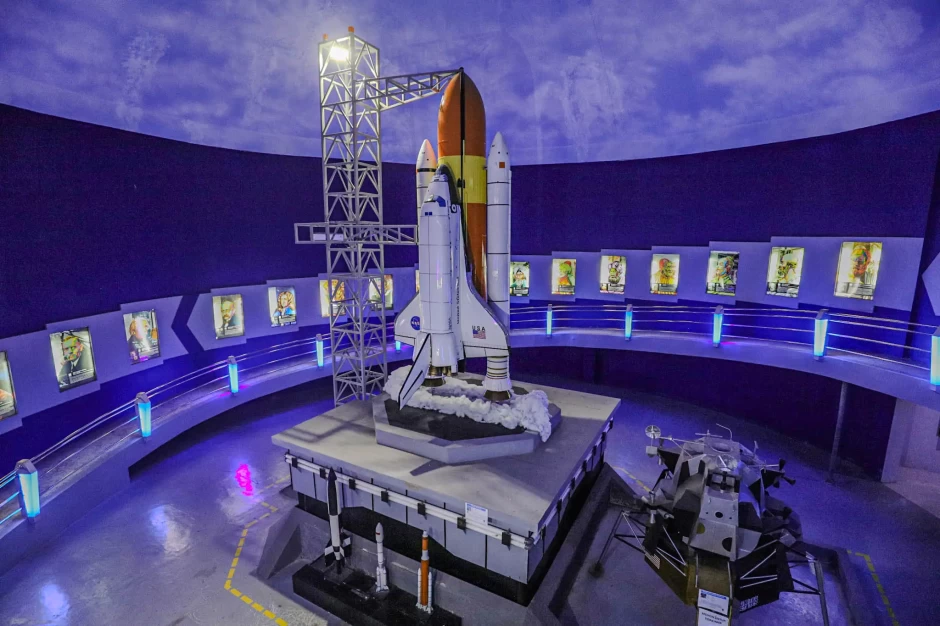 20 Wisata Keluarga Terdekat dari Jakarta yang Ramah Anak! Skyworld Taman Mini Indonesia Indah wisata keluarga terdekat - Moladin