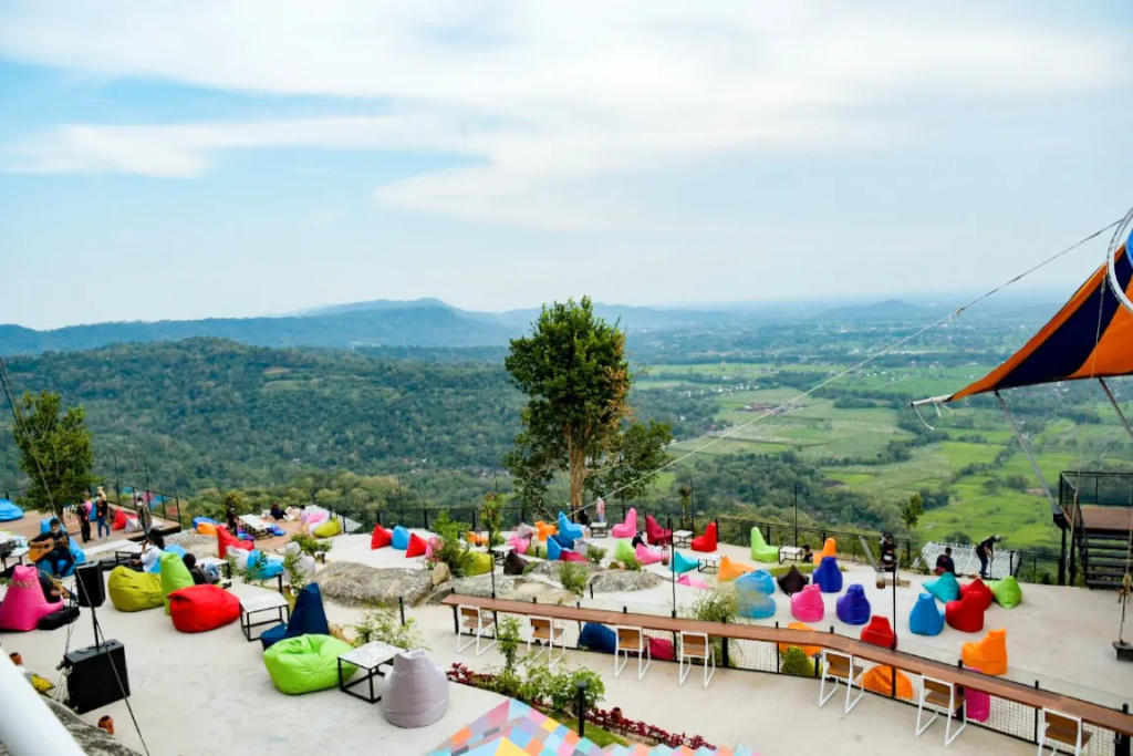 30 Tempat Wisata di Jogja untuk Keluarga Liburan Akhir Tahun! tempat wisata untuk keluarga di Jogja Obelix Hills - Moladin