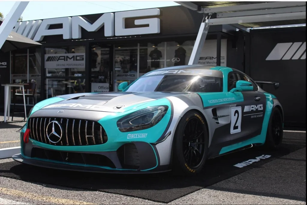 mobil balap keren Mercedes-AMG GT4 - Moladin
