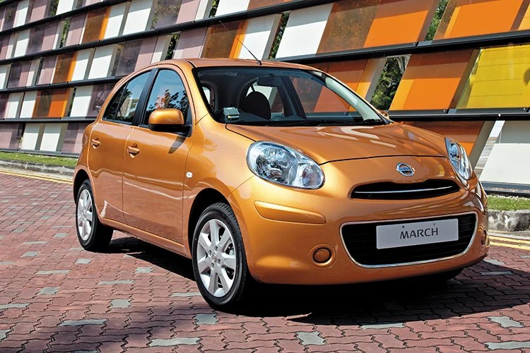 16 Rekomendasi Mobil Matic di Bawah 100 Juta yang Worth It mobil matic di bawah 100 juta Nissan March 2011 - Moladin