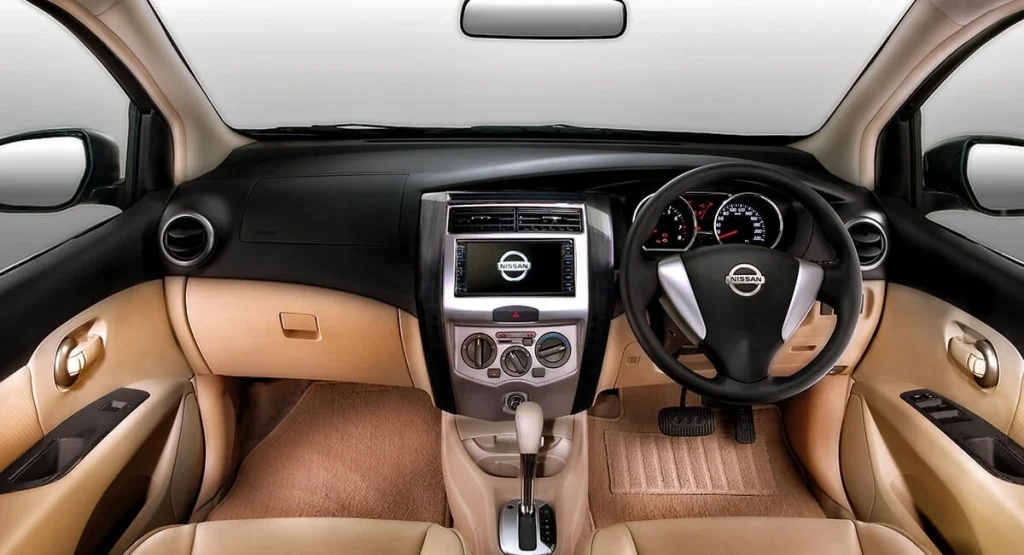 7 Perbedaan Grand Livina SV dan XV, Lebih Pilih Mana? perbedaan Grand Livina SV dan XV dari segi interior - Moladin