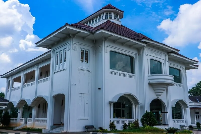tempat wisata bekasi murah meriah - Moladin
