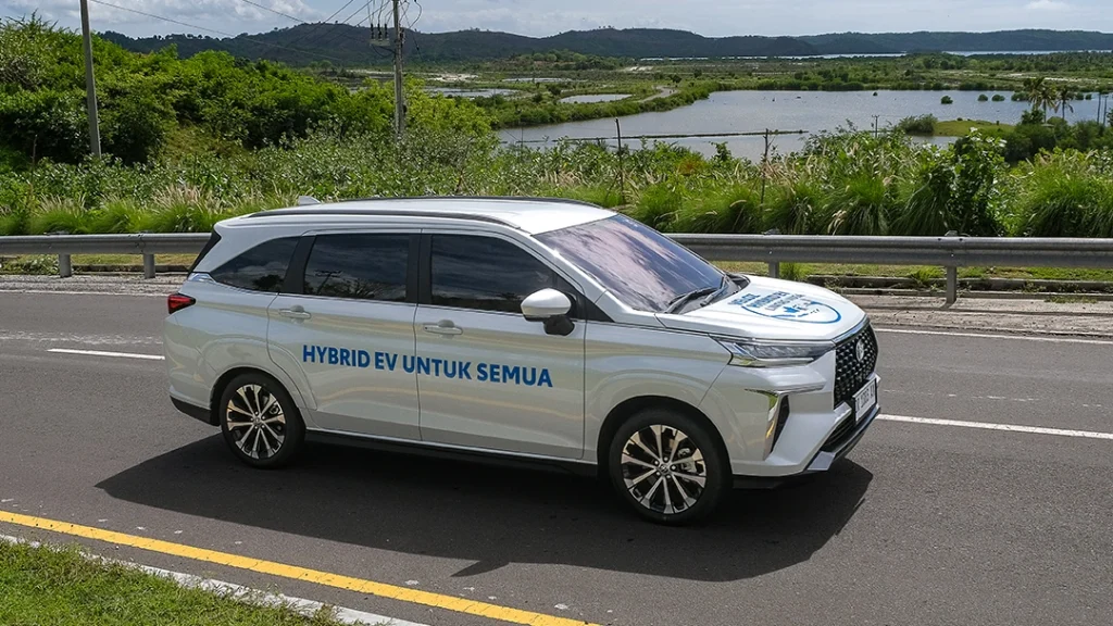 toyota veloz hybrid ev lintas nusa 2025 - Moladin