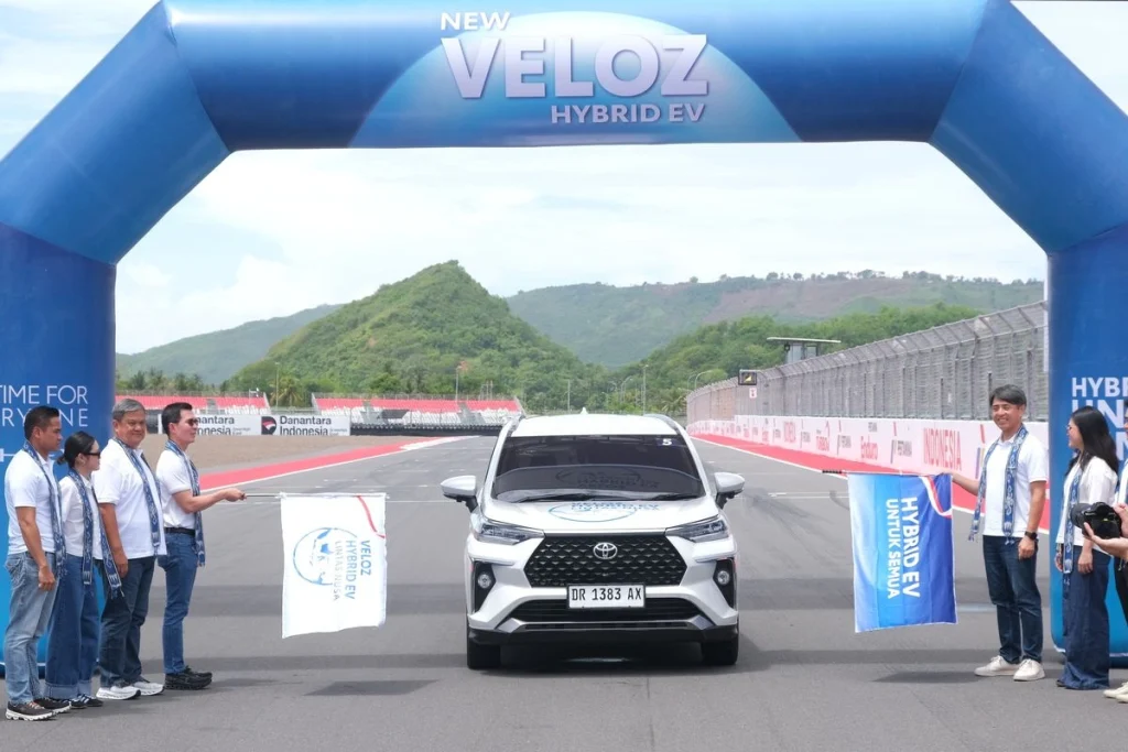 Daftar Harga OTR Toyota Veloz Hybrid Agustus 2026, Cek Sebelum Beli di GIIAS! toyota veloz hybrid ev lintas nusa 2025 - Moladin