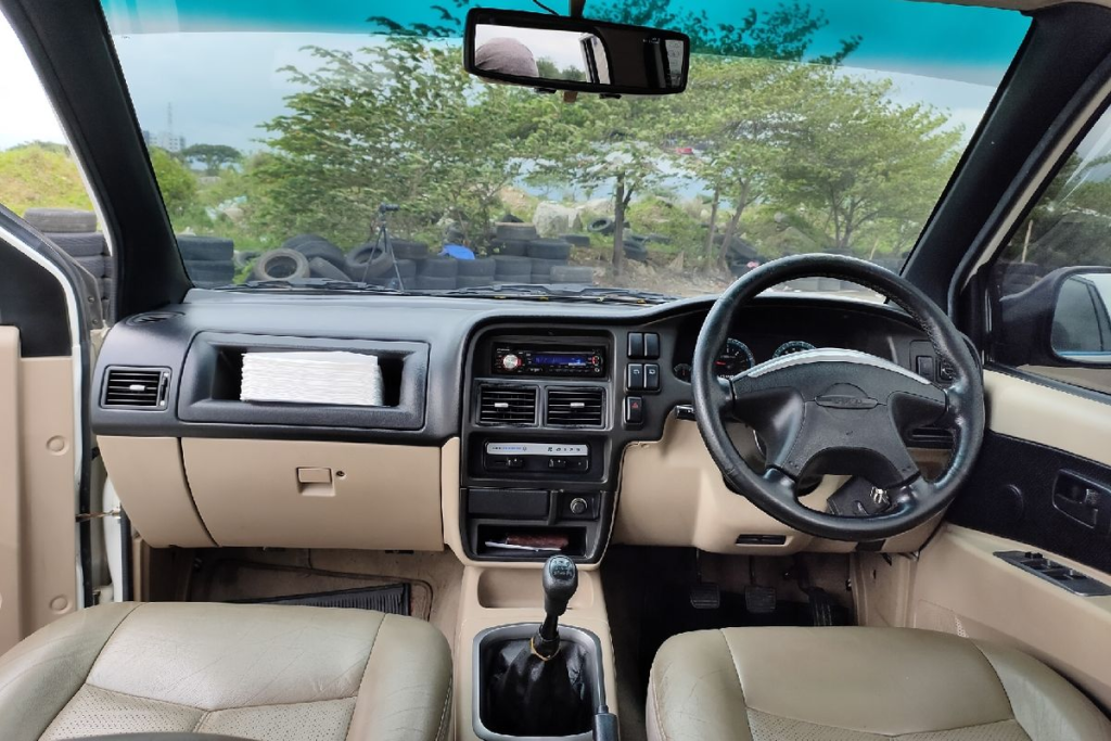 Harga Mobil Panther Touring Bekas di Bawah 100 Juta: Masih Worth It di 2025? Harga Mobil Panther Touring Bekas di Bawah 100 Juta