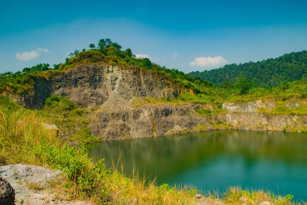 wisata alam bogor Danau Quarry Jayamix - Moladin