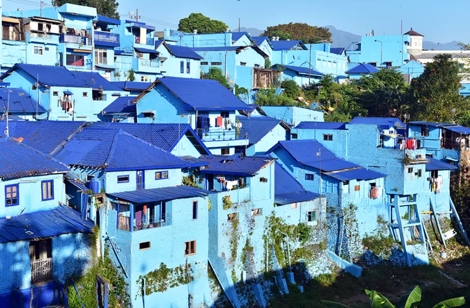 26 Wisata Dekat Stasiun Malang, Tinggal Jalan Kaki! wisata dekat stasiun Malang Kampung Biru Arema - Moladin