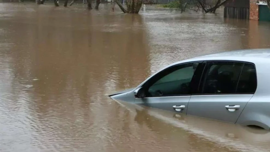 Berapa Biaya Perbaikan Mobil yang Terendam Banjir? Berikut Rinciannya! biaya mobil yang terendam banjir