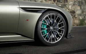 Aston Martin DB12