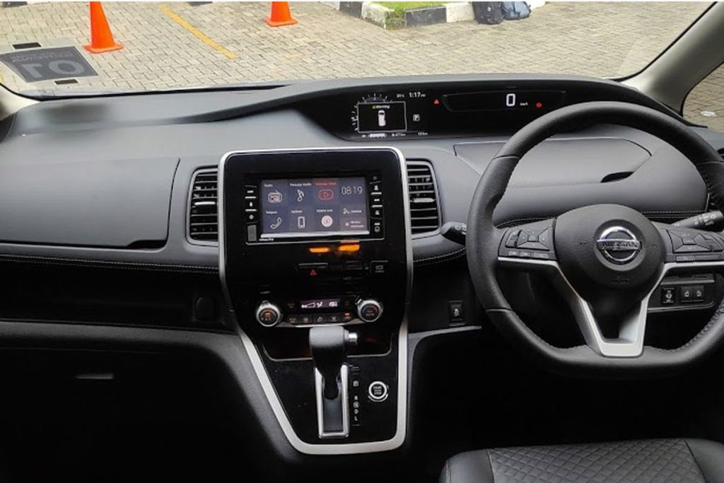 Interior Nissan Serena
