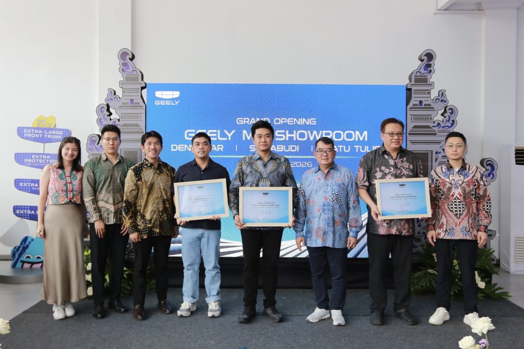 Geely Resmikan Tiga Diler Baru, Sekaligus Tandai Kehadiran Perdana di Pulau Bali Foto 4 Jajaran Geely Auto Indonesia dan Maju Mandala Group dalam acara peresmian Diler Geely Maju Denpasar Batu Tulis dan Setiabudi