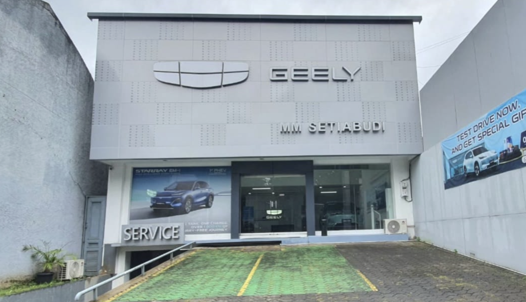 Geely Resmikan Tiga Diler Baru