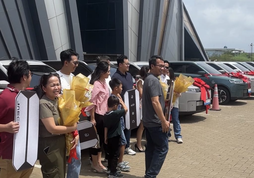 Kemeriahan Handover Jaecoo J5 EV ke-3000 Unit, Harga Bakal Naik? antusiasme konsumen saat handover ceremony J5 EV