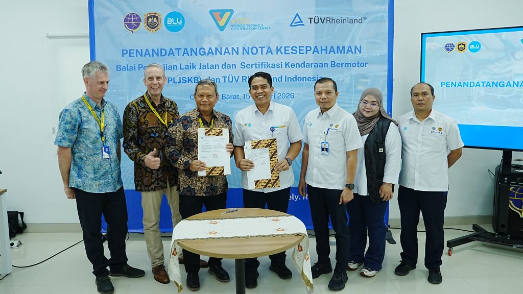 TÜV Rheinland Indonesia Gandeng BPLJSKB Bikin Pusat Inovasi dan Keselamatan Industri Otomotif Tanah Air Prosesi penandatanganan MOU