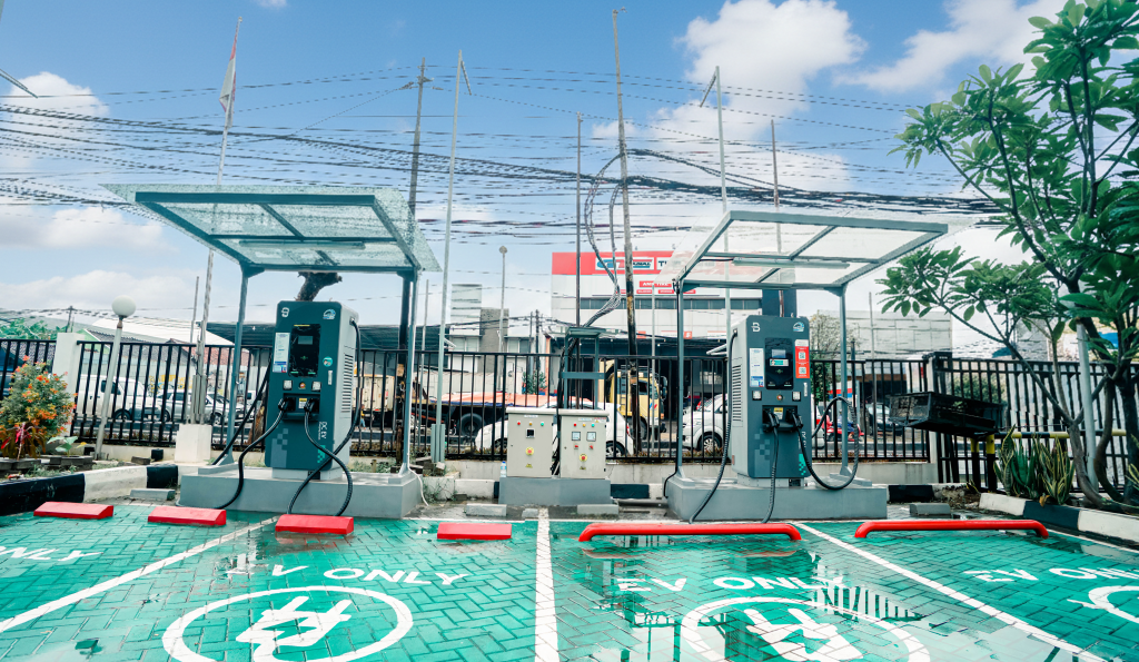 Showroom LEPAS Trimegah Bekasi Resmi Beroperasi, Ada SPKLU Fast Charging dan Perbaikan Body & Paint SPKLU