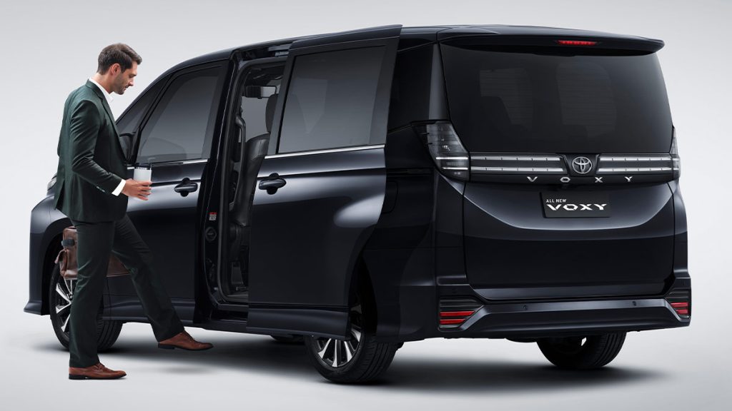 Toyota Voxy interior - Moladin