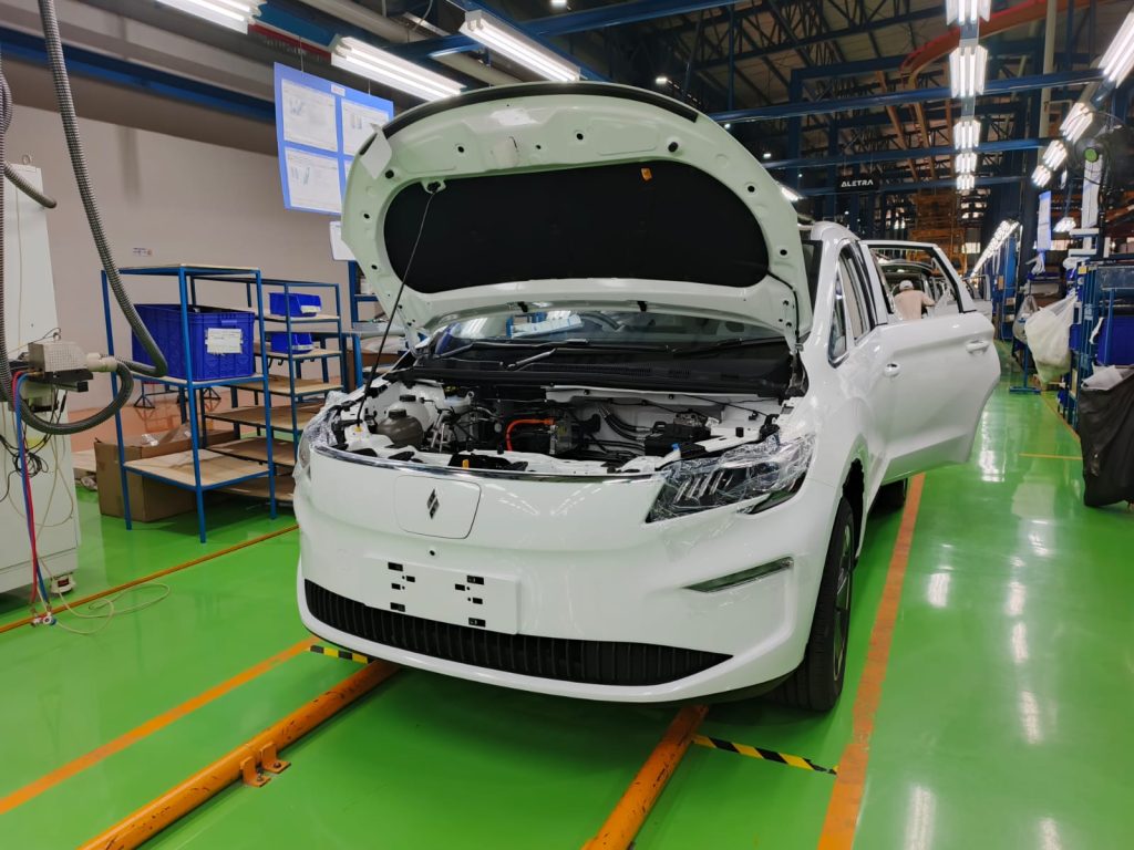 Proses perakitan Aletra L8 EV