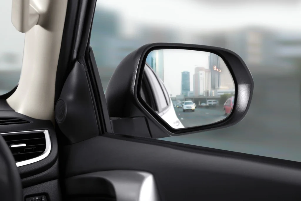 Fitur Pajero Sport 2026: Aman dan Nyaman untuk Jarak Jauh! fitur pajero sport blind spot warning - Moladin