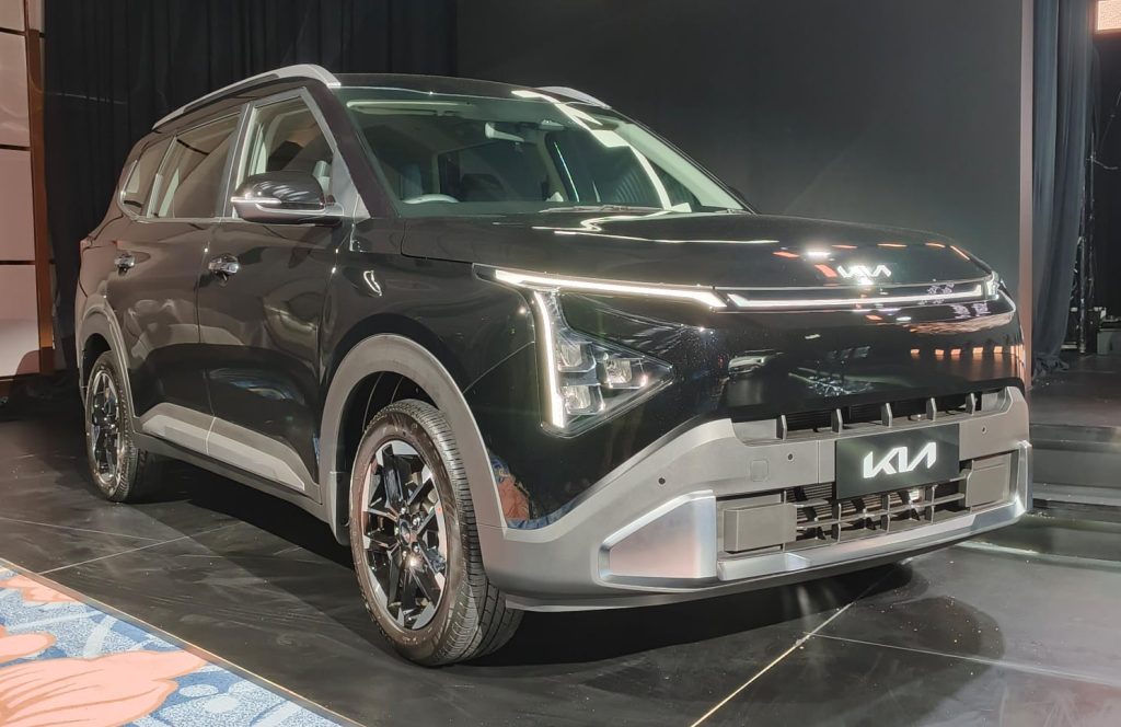 Kia Carens Facelift ditampilkan di relaunching Kia di Indonesia