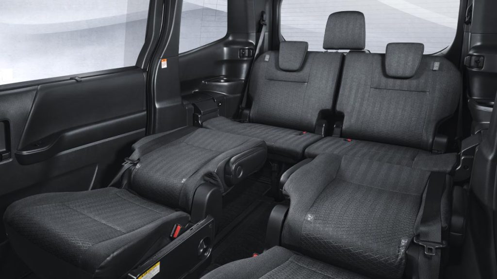 konfigurasi tempat duduk Toyota Voxy interior - Moladin