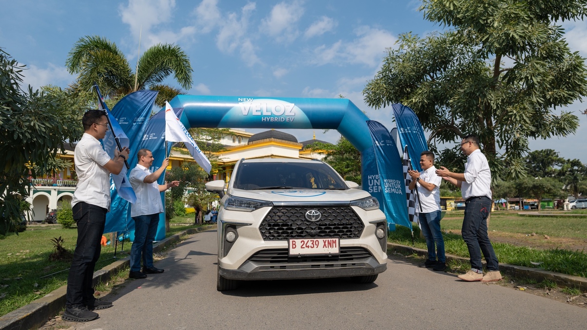 Toyota New Veloz Hybrid EV Akhiri Ekspedisi Lintas Nusa di Medan, Tempuh Jarak 7.000 KM! Toyota New Veloz Hybrid EV Akhiri Ekspedisi Lintas Nusa di Medan, Tempuh Jarak 7.000 KM!
