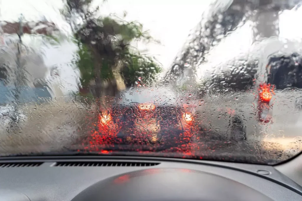 kaca mobil berembun saat hujan - Moladin