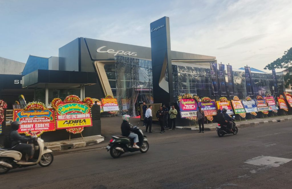 Showroom LEPAS MAS Kelapa Gading, pertama di dunia