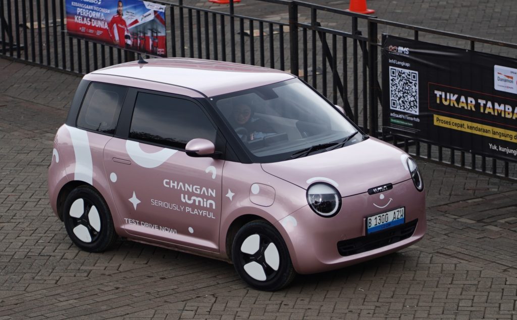 Changan Lumin menjadi magnet pengunjung untuk melakukan test drive di IIMS 2026