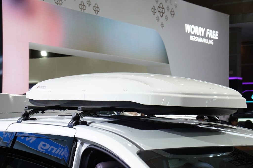 Dalam rangka menunjang fungsionalitas MPV ini turut dilengkapi dengan roof box INNO BRQ 55 asal Jepang dengan desain yang bersih dan proporsional sekaligus mampu menambah kapasitas penyimpanan